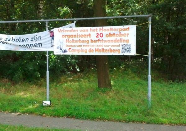 Holterpad's tweet photo. Dit jaar hebben we voor promotie van de Herfstwandeling spandoeken laten maken. Vandaag de eerste opgehangen. http://t.co/dzNmh7id90