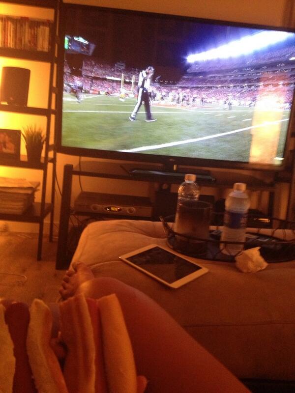 QuadQueen's tweet image. #mnf #boybehavior #hotdog #loungin