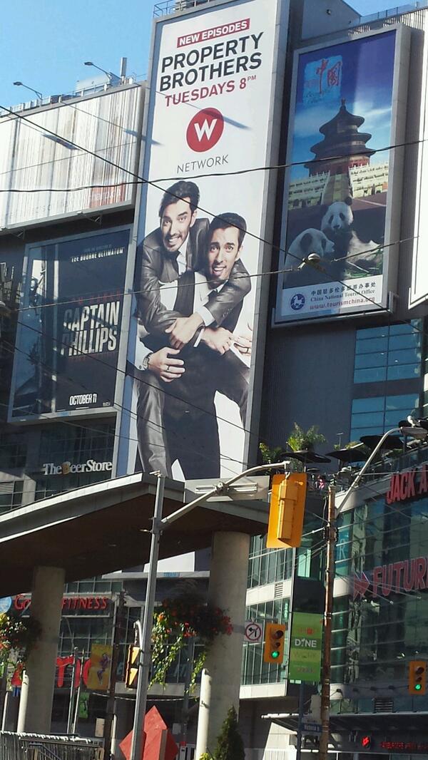 WattJenn's tweet image. My favorite guys!! #propertybrothers # walkingdowntown