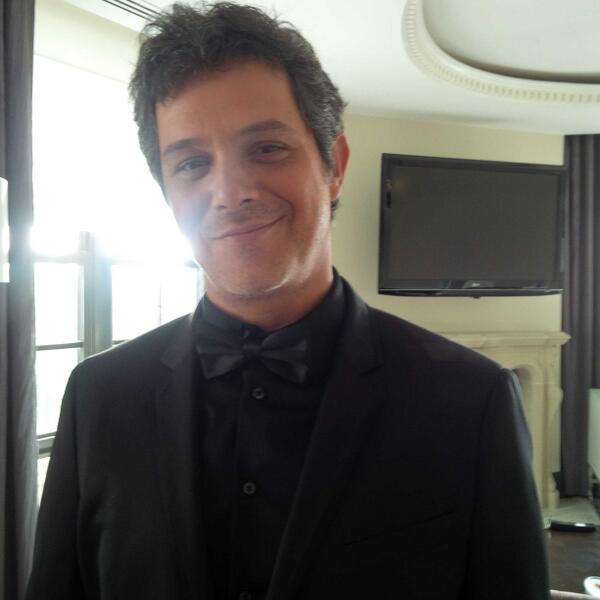 AlejandroSanz's tweet photo. A punto de salir a la recepción del presidente Obama. La pajarita aprieta un poco. http://t.co/MzIqIYU5B5