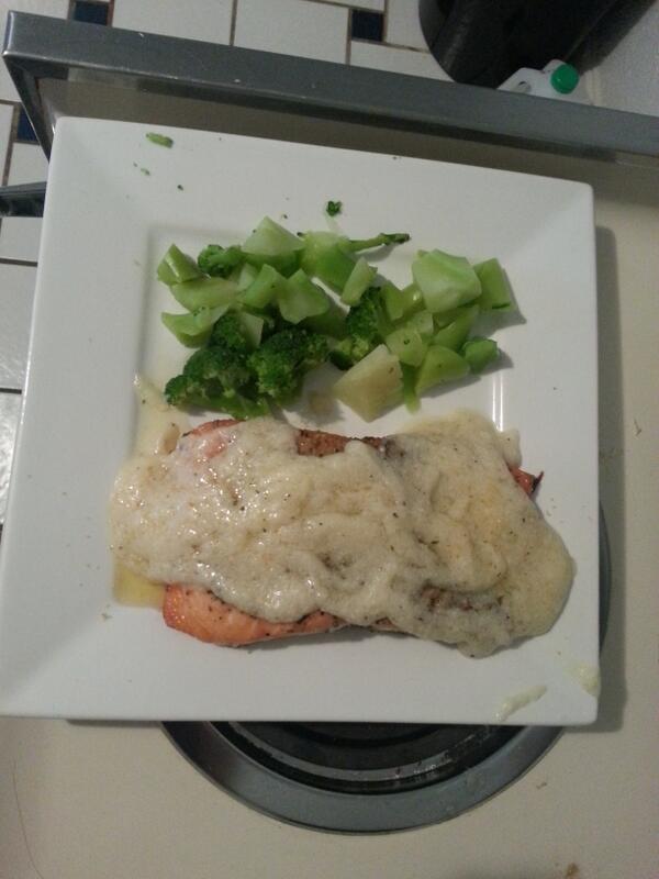 LizKlimkowski's tweet photo. Steamed broccoli and salmon with a lemon butter sauce. I love having a husband that can cook :) #delicious #sosexy http://t.co/aQtjZHnL2S