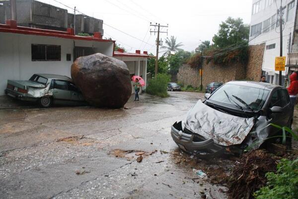 SkyAlertStorm's tweet photo. Cae enorme piedra en la parte alta de #CALETA #Acapulco No se reportan heridos http://t.co/ee9D9zm8mZ via @irving_lopez