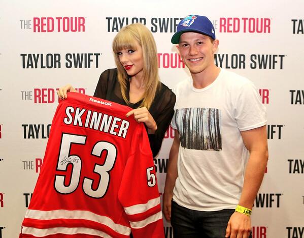 Jeff Skinner gives Taylor Swift his hockey jersey