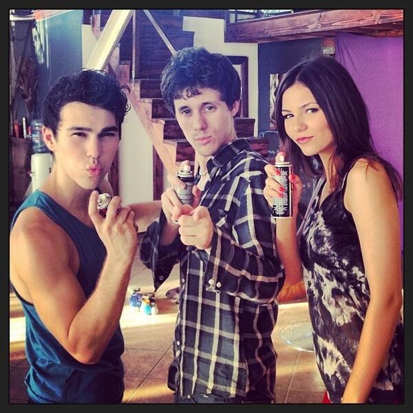 MaxSchneiderEB's tweet photo. With @VicJusticeEB and Kurt :) http://t.co/JK5tLrd509