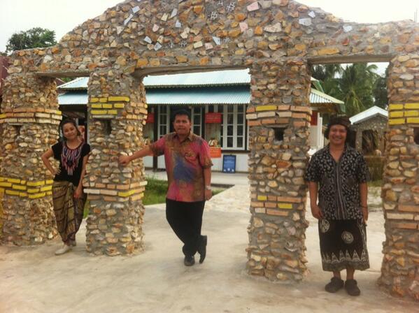 MuseumKata_AH's tweet photo. Terima kasih atas kedatangan Direktur Utama Pos Indonesia,Pak Budi Setiawan ke museum kami. Sukses selalu http://t.co/lw3ocQGbUv