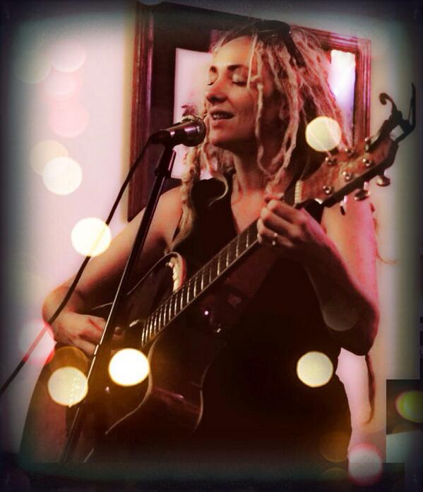 iriseve's tweet photo. At Hilo Burger joint a few weeks ago 4 a Women's Showcase. Amazing musicians, awesome food #onogrinds #womenwhorock http://t.co/K8bF4aMrTP