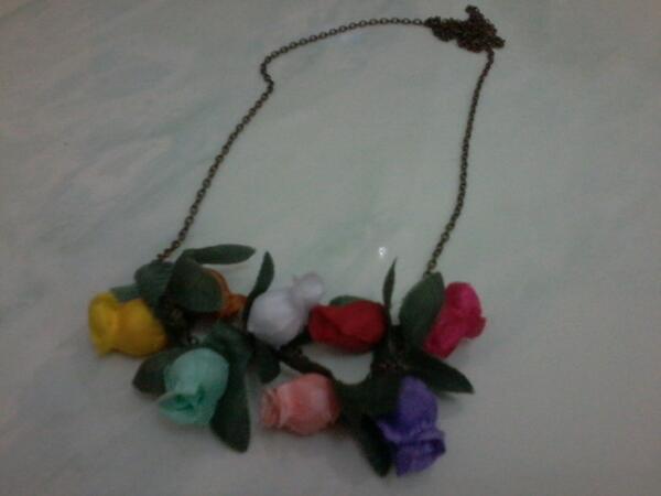 Kalung Flower MixColour Rėady Now! IDR 35k ! Grab yours mindiers :)