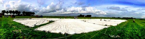 Molenpop's tweet photo. De bouw van de tent is gestart! #Molenpop http://t.co/jdrfLjEblp