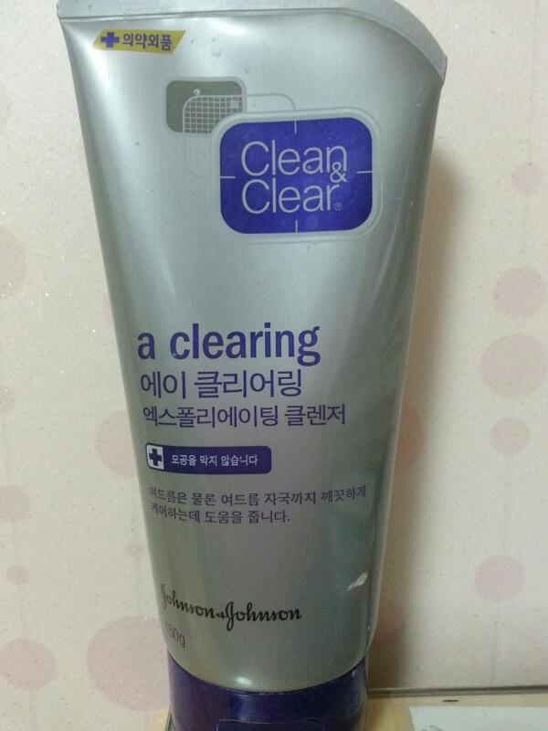 facemakeup_bot's tweet photo. ♬ 참 이제품도 피부에트러블있으신분들이 사용하시기좋을겁니다! 이건 세안할때 폼대신쓰면되시겠죠?가격대는잘모르겠네요ㅠ클린앤클리어 폼클렌징입니다!소개해드린줄알았는데 그게아닌 답글이였네요..에구 죄송해요 http://t.co/52EzN0dg3Y