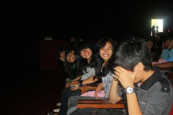TPertanian2013's tweet photo. Mr. Janda ini kenapa sih diliatin cwe kok malah tutup muka? Gak doyan ya @dafinhade http://t.co/XZT7FHHoMQ