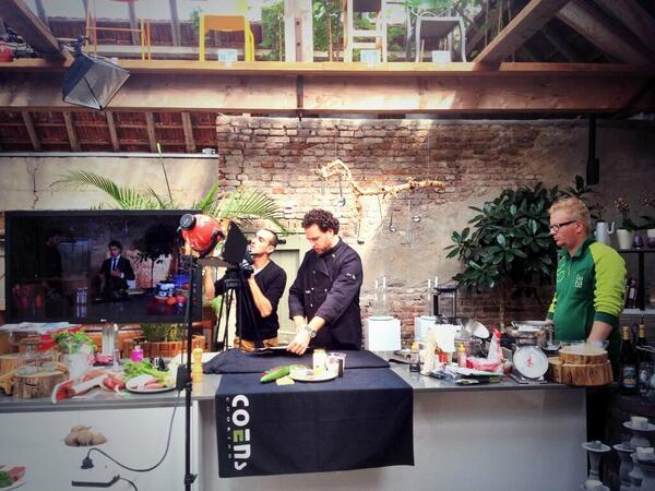 BoerderijElst's tweet photo. @BoerderijElst opname RTL4 programma #lifeisbeautiful @coenvanderkraan en @m_bastiaansen @Beautyfoodinfo http://t.co/jALGLCPM21