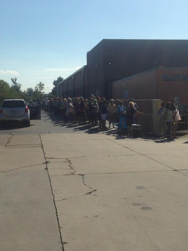 Nicholas Sparks - thousands of Guests at Target New Bern, NC for 1st ever book signing event!#TheLongestRide