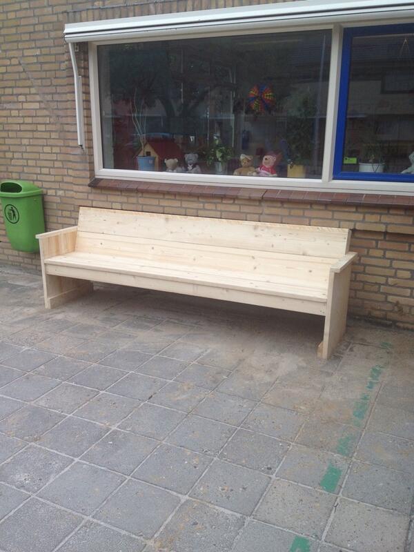 Vanmiddag #tuinbank afgeleverd aan basisschool geniet er van