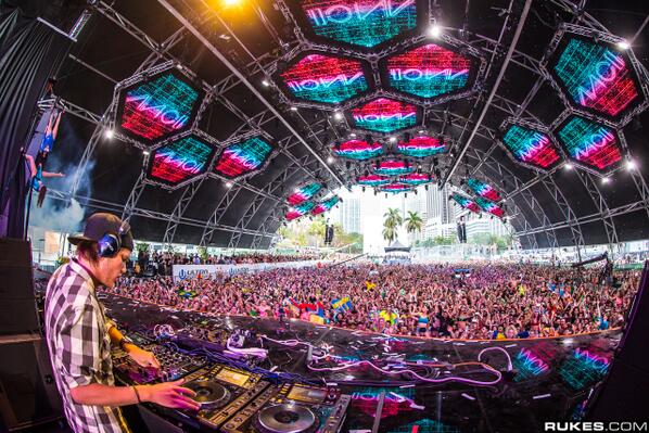 ultra's tweet photo. ♫♫
"I 
want 
you. 

All
of
you.

I want your superlove 
I wanna be inside your superlove"
♫♫

| http://t.co/D1gx4dyRX7