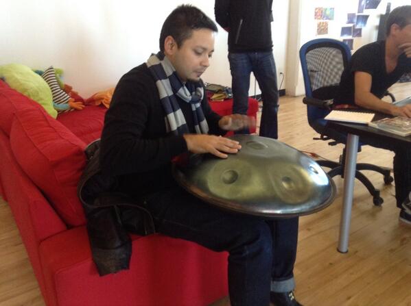 Seb_Bisch's tweet image. Composer Brian D'Oliveira playing this strange, fascinating instrument at Minority today. #dreamy