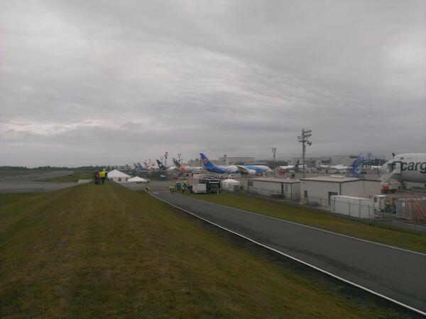 AirlineReporter's tweet photo. Up at PAE waiting for the 787-9 to begin it's testing #787FF http://t.co/9BIpvZ9yIl