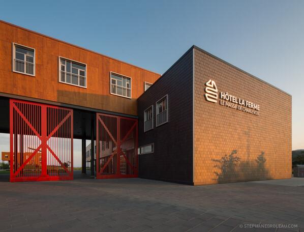 Nouveau billet sur mon blogue, le projet de l'hôtel La Ferme à Baie-St-Paul.

stephanegroleau.com/blog/hotel-la-…