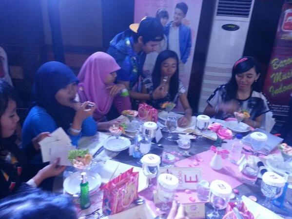 SMASH_IN7's tweet photo. SB Dinner di Table E beruntung di suapin @MuhILhamFE  #SecreetMomentWithSMASH *PADANG http://t.co/7sXi2ZnH4V