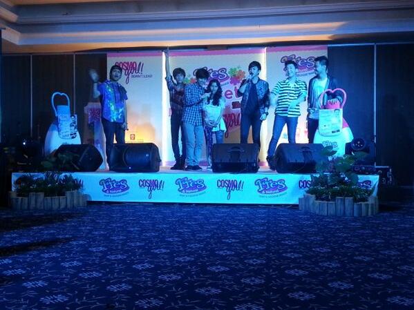 SMASH_IN7's tweet photo. ini SB yg beruntung ikut nyanyi bareng MS #SecreetMomentWithSMASH *PADANG http://t.co/Rz4RDEGzHg