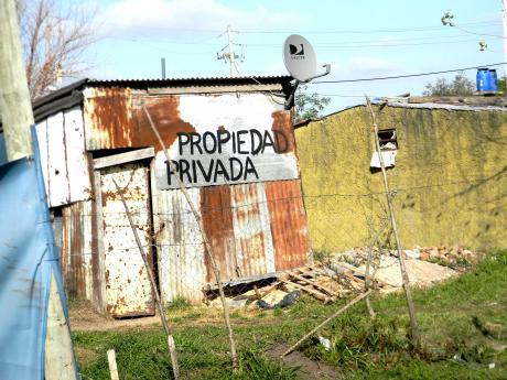 tuitskukas's tweet photo. CFK tiene razón: en las villas se ven antenas de DirecTV.  Somos de cuarto mundo. http://t.co/CHosCUakxL