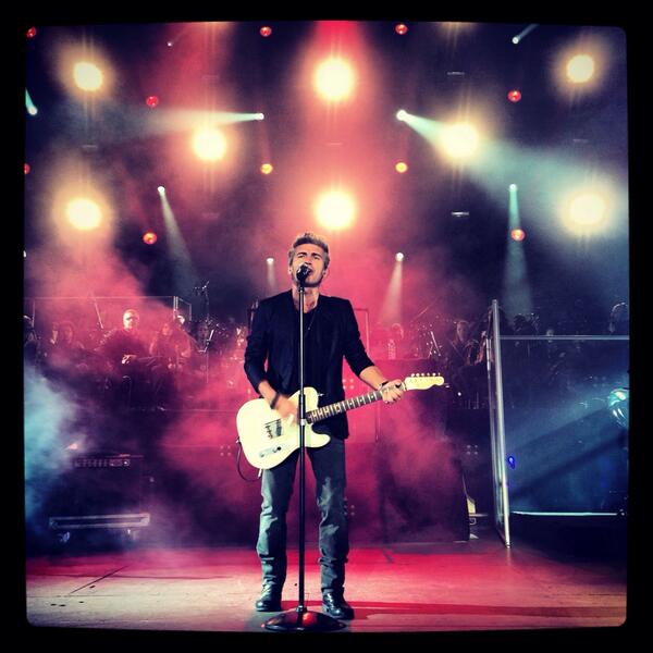 ligabue's tweet photo. #ligainarena "Benvenuto qui fra luce e confusione" http://t.co/WdIbukvKHb