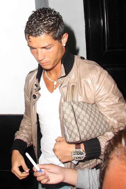 Tandheelkundig Zonder twijfel majoor FashionKing on Twitter: "Ronaldo with his #Gucci bag. #Fashion http://t.co/vryZgsQ7Mr" / Twitter Tandheelkundig Zonder twijfel majoor FashionKing on Twitter: "Ronaldo with his #Gucci bag. #Fashion http://t.co/vryZgsQ7Mr" / Twitter