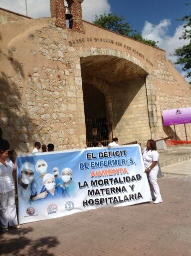 En la puerta de la patria.