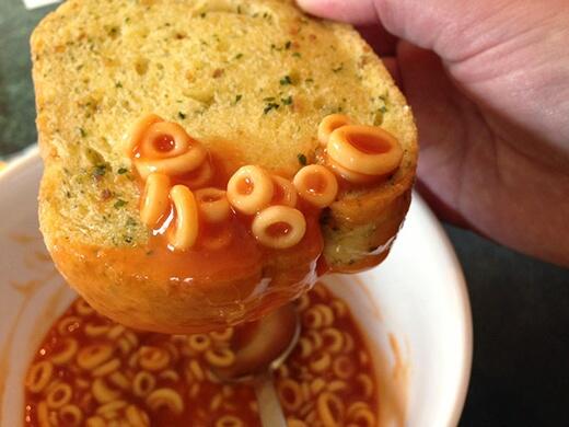 SpaghettiOs's tweet photo. How do you eat your O's? Ever try the garlic toast dunk? http://t.co/kjRdl3sv1a