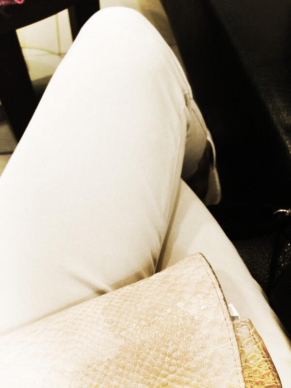 누군가를  기다리는  지금.  졸고 있다. Zzzz 다리가 ....