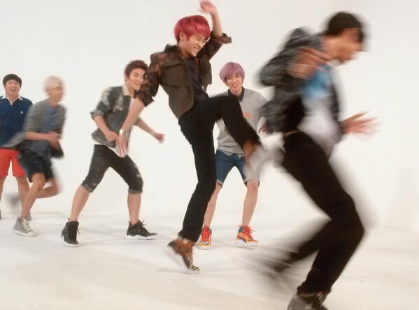 bestIdolone's tweet photo. 주간아이돌배 틴탑 랜덤플레이댄스대전 2차전 개막!! 다음주 수요일 6시 개봉박두!!! http://t.co/xAzz7JJVX8