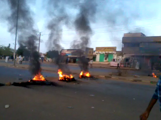 alzamzame's tweet photo. ناس شارع الوادي دغشاً بدري وقفل للشارع #أبينا http://t.co/baTW1SoS9H