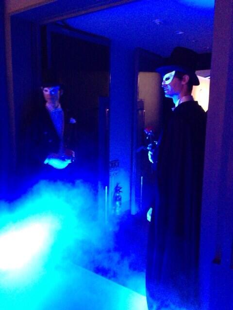 セーラームーンコスメ発表会の入口で、お客様を迎える2人のタキシード