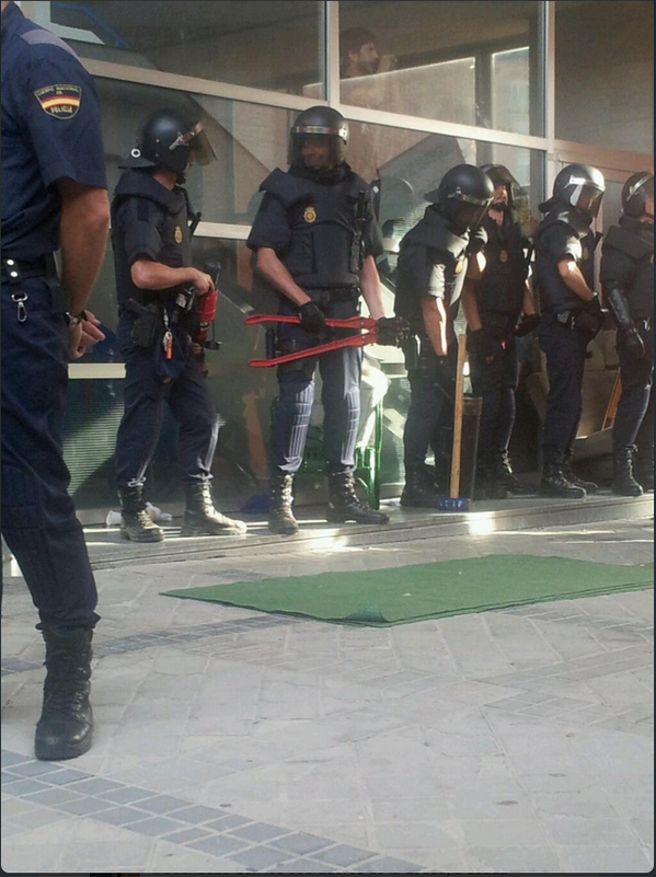 AntonioMaestre's tweet photo. Esta foto del @policia riendo con la cizalla en la mano antes de desahuciar a Isabel es sadismo puro. vía @Cobri2020 http://t.co/7PtrRxu5cV