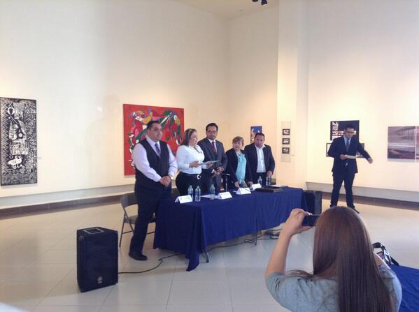 Entrega de reconocimiento a Sub Procuraduría de la PGJE de Tecate, por parte de la Lic. Teresa Ruiz Mendoza.