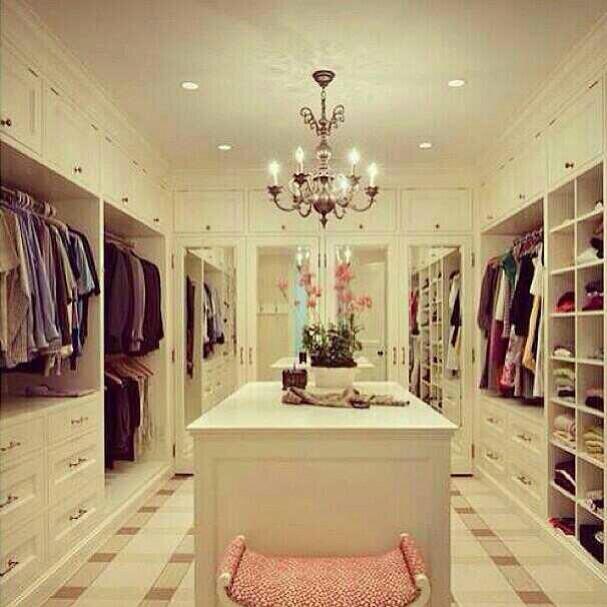 I 海外 Na Tviteru ウォークイン クローゼット すごく憧れる すごくたくさんの服に囲まれるなんて女の子の憧れだよね T Co Dkdtuuumyb Tviter