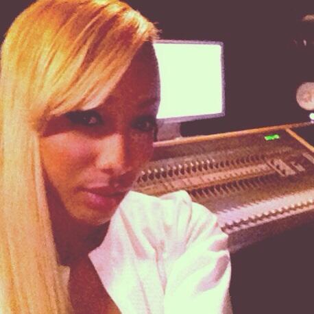 iamkissielee's tweet image. Studio with my team !!!! @writetime1 follow our page!!!!!