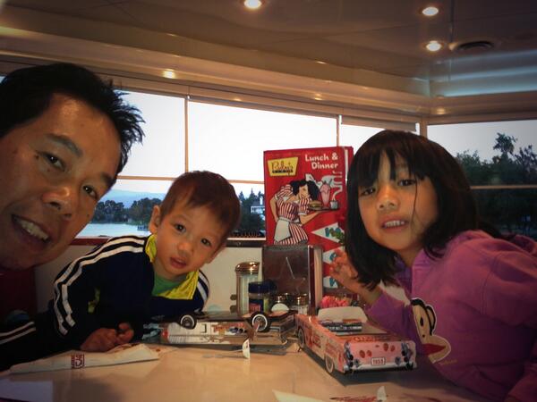 gabephan's tweet photo. Dinner with 2 of my favorite people. http://t.co/G6vkmk2a1r