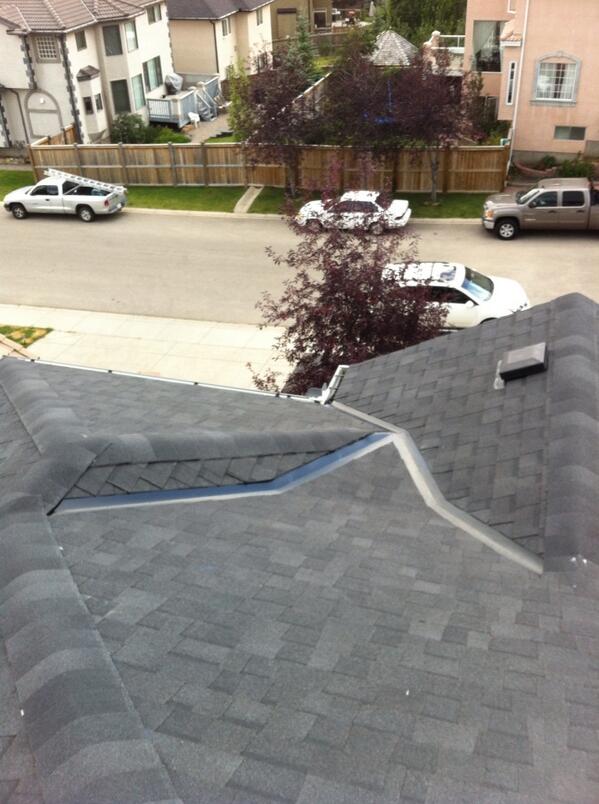 SummitroofingAB's tweet image. Complicated open valley done to perfection @OwensCorning @summitroofingab #durationShingles