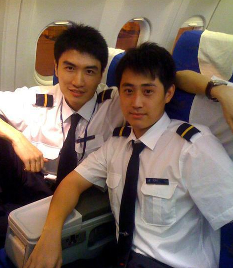 CSAIR_GLOBAL's tweet photo. Hope this Pic will brighten your day! handsome? @zizzyballord http://t.co/qQye1brGQ6