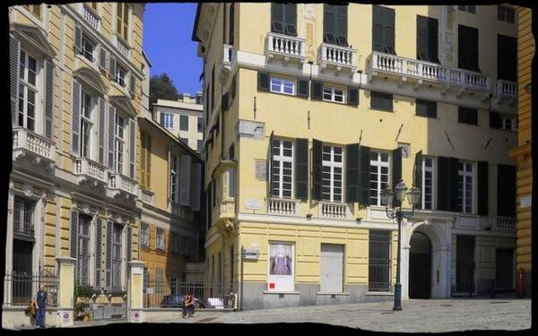 NCarissimi's tweet photo. Guardo Piazza Fontane Marose sull'app Genova Official Guide. https://t.co/sbZQU4d3kT http://t.co/qkaFOGmF4D