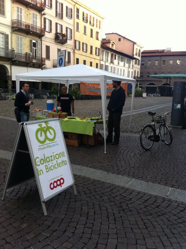 sicpavia's tweet photo. A #Pavia in p.zza Vittoria offriamo la colazione a chi va in #bici. Anche grazie a #Coop. #SEMS http://t.co/iASOcRovp4