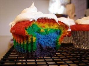 お国柄がわかるケーキ画像集 アメリカ レインボーケーキ 虹色のケーキが大好きなようです T Co Nnhruijqed