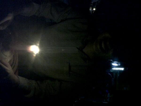 Eliliput's tweet photo. Akhirnya bisa kesampean juga candle light dinner bareng honeyku. Lokasi di ayam penyet surabaya yang mati lampu. ;'D http://t.co/M0mwZkuV0H