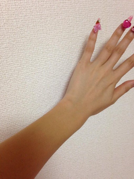 肌黒い撮影は昨日だけだったので早く白に戻したくてお風呂でごしごししたけどなかなかおちないですね(ノ&omega;・｀)手と腕の色の違い(笑) http://t.co/AqCGdEtIHf