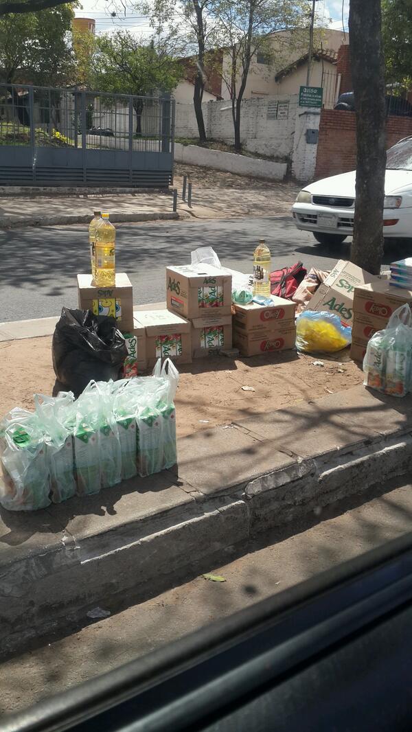 enriquevp's tweet photo. Avda Artigas, mediodía, todos vemos el contrabando menos la Policia http://t.co/l3uWamPRzl