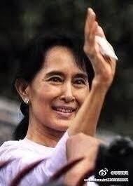 教育是人类尊严的基础，我们都生而自由，我们都有人的尊严权，但我们必须知道如何坚持它，我们必须有坚持它的手段，而教育是关键。除非你知道你的潜能，否则永远不会知道如何实现它。 —— 昂山素季