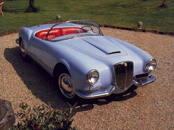 stellesulliston's tweet image. Non perdete la sezione speciale di #ssl13 interamente dedicata al marchio #Lancia! Appuntamento al 19 e 20 ottobre!