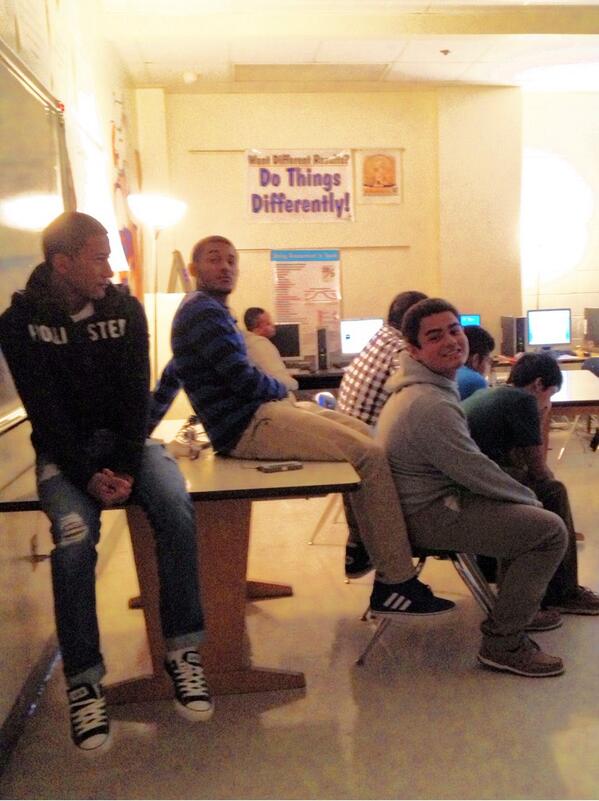 MsKLWard's tweet photo. Students engaged in presentation! #uti #zbvance #ied #vaoe http://t.co/FAwPJtbAoP