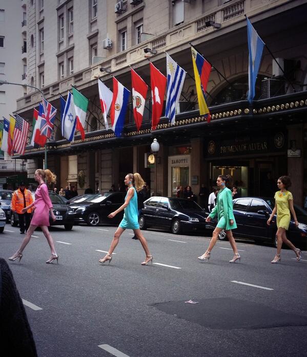 Menage a Trois cruza la calle ! ss14 #massmoda