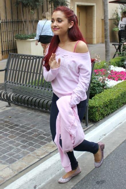 PaparazziCL's tweet photo. Hi @ArianaGCL! http://t.co/Xl57R6ADJI
